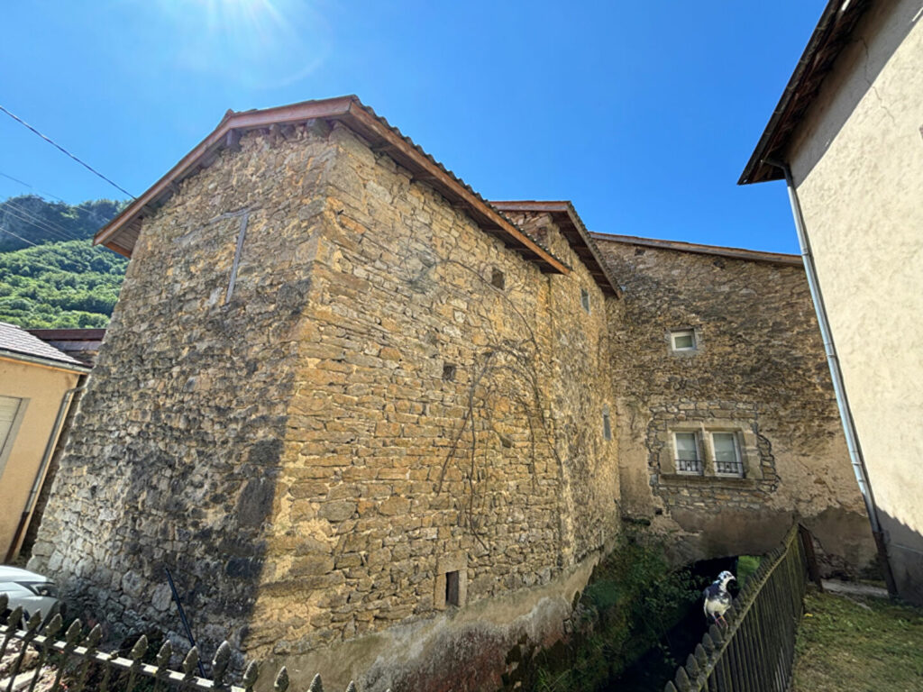 Magnifique propriété en pierre de 130m2 répartie sur deux niveaux avec terrain.